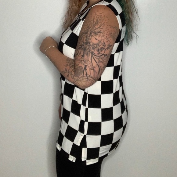 Boutique! CHECKERED PRINT SLEEVELESS SIDE SLIT TOP - Picture 3 of 4